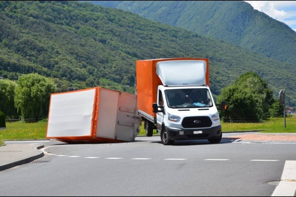 Rimorchio si rovescia a Cadenazzo