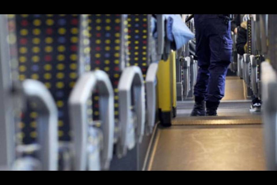 Picchia i pugni contro un treno e muore investito