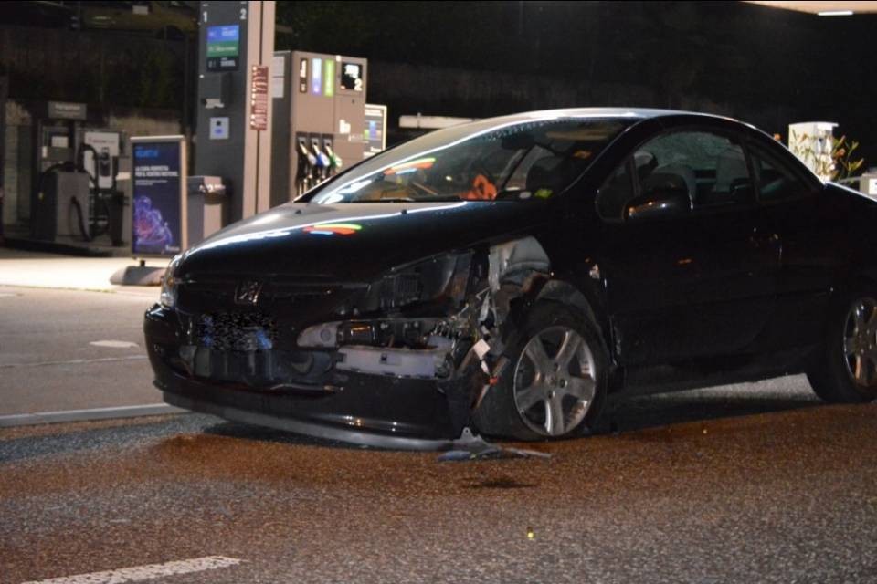 Rimorchio dei pompieri finisce contro un'auto