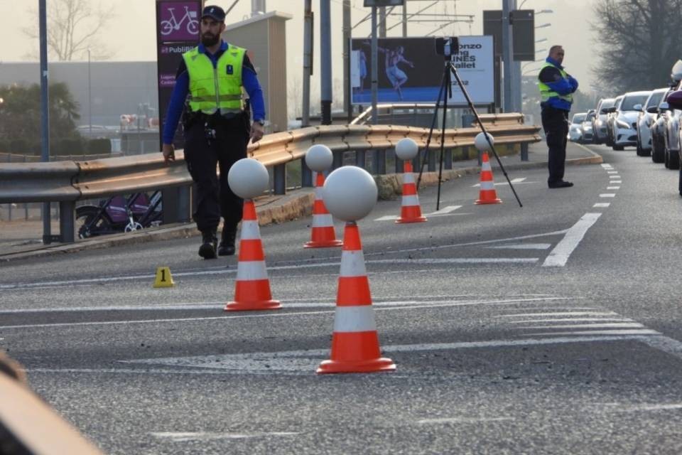 Ciclista si scontra con auto, ha riportato ferite serie