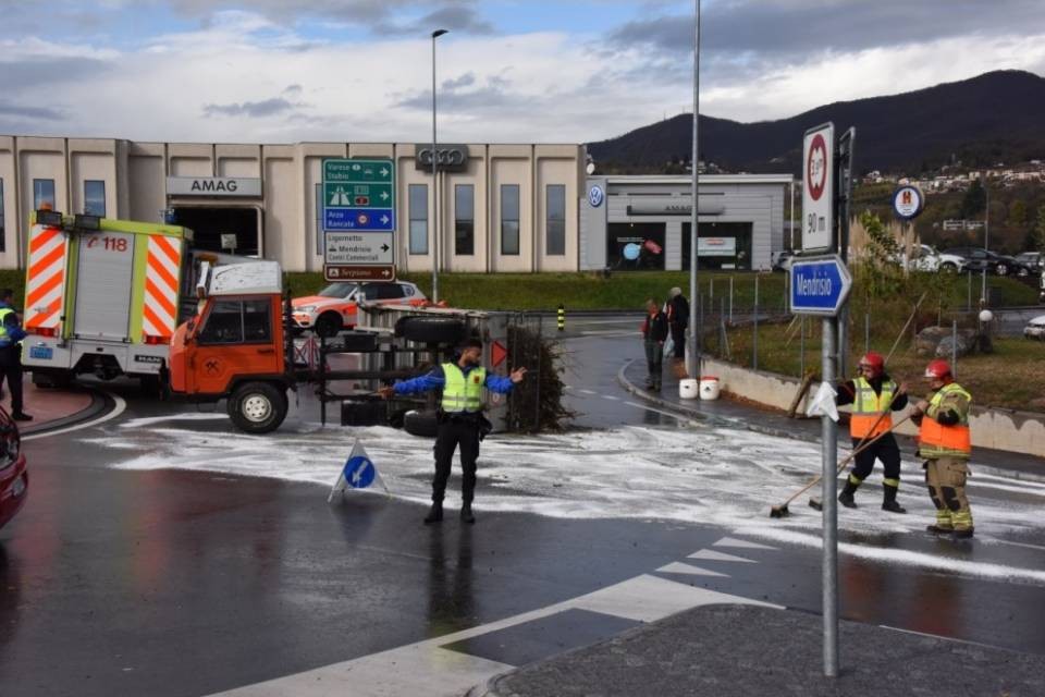 Veicolo agricolo si rovescia in rotonda a Mendrisio