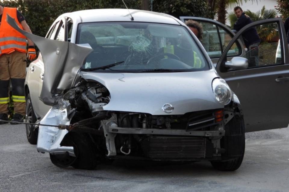 Perde il controllo dell'auto e va contro un muro, due feriti