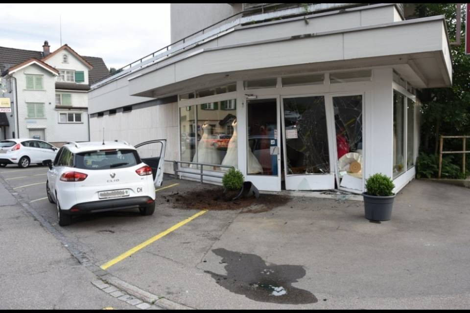 Auto contro negozio di abiti da sposa