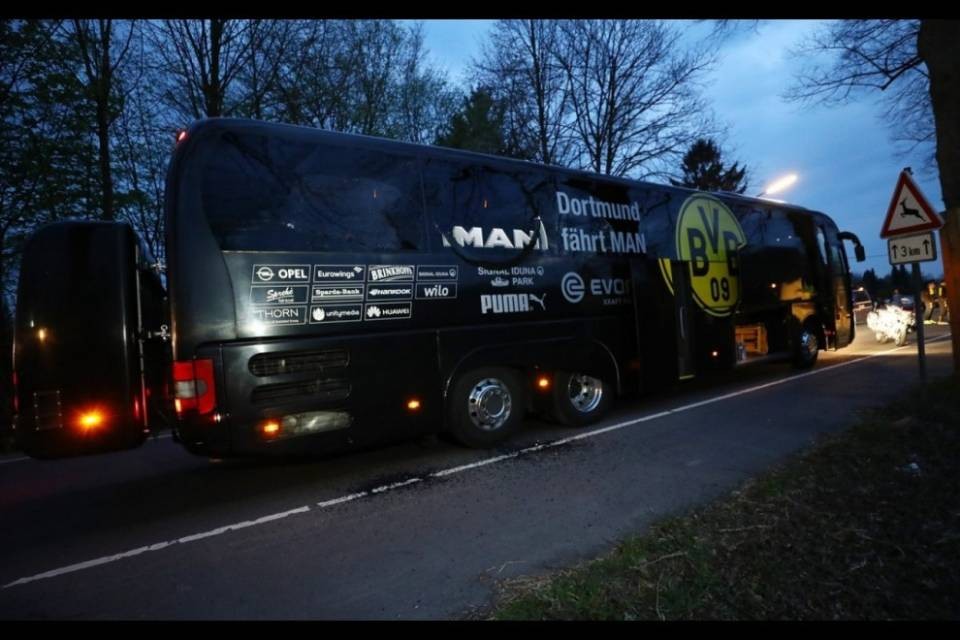 Tre esplosioni davanti al bus del Borussia