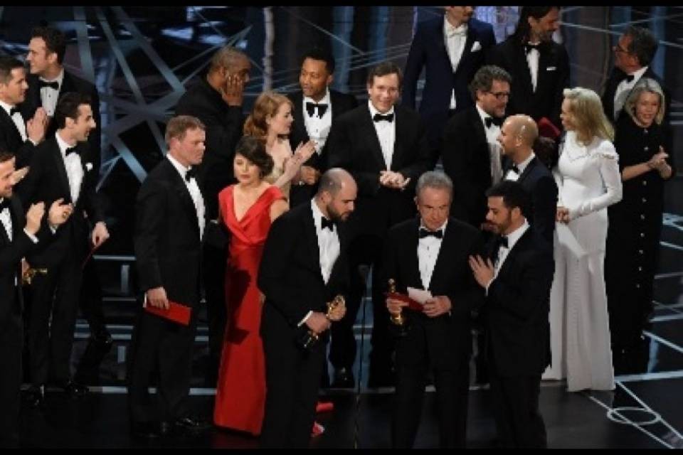 Gaffe agli Oscar: "Vince La La Land, anzi no..."
