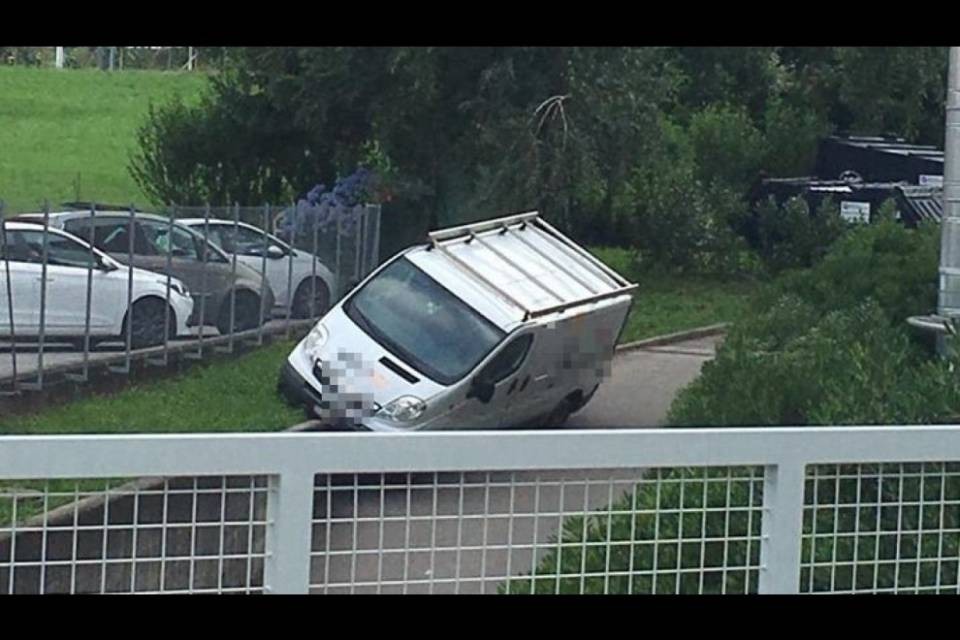 Ma come diamine ha parcheggiato?