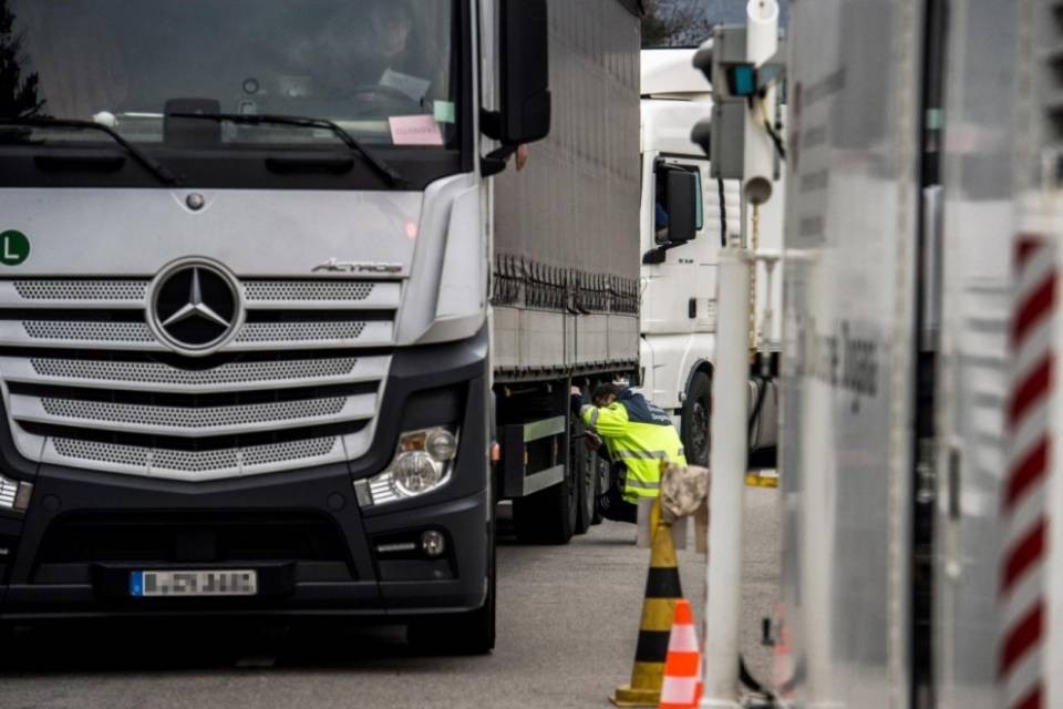 Bloccati tre camion sulla A13