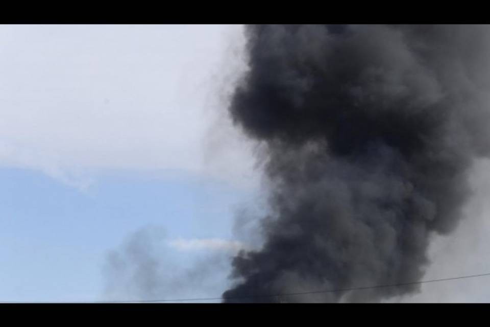 Fiamme in un ostello per migranti, i passanti gioiscono
