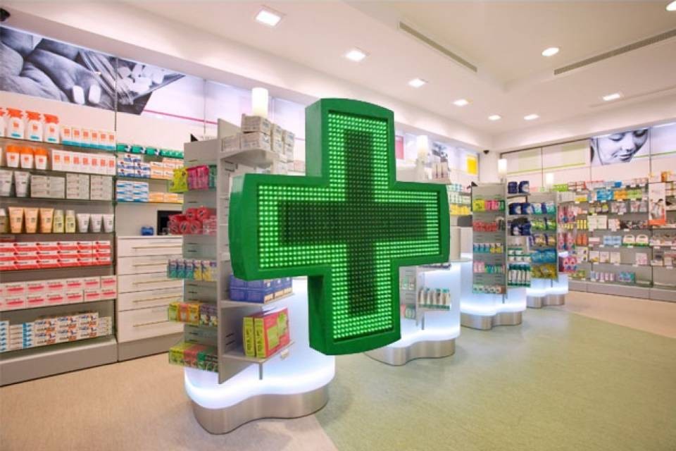 Anziani italiani in Ticino per le medicine: "Salvati dalla Svizzera"