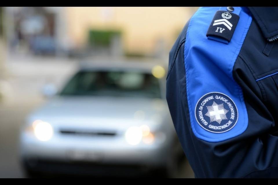Guardia di confine finisce nei guai a Como