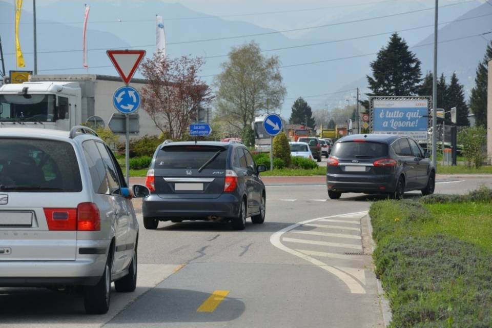 Semafori al posto delle rotonde tra Quartino e Cadenazzo
