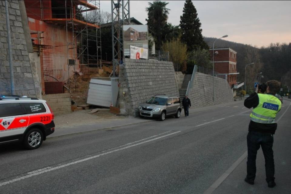 Cade da un ponteggio e vola per 7 metri