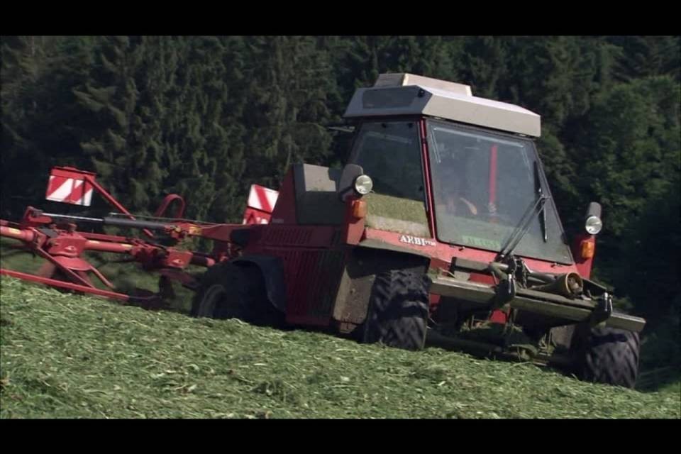 Donna investita da un trattore