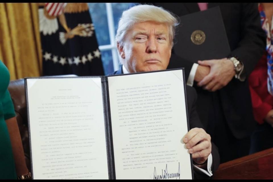 Continua lo scontro sul decreto di Trump