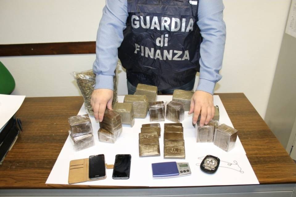 Arrestati un invalido e un pregiudicato con 8 kg di droga