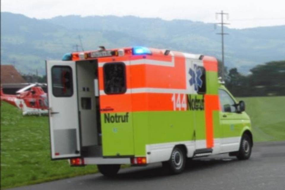 Cade in bici, gravi ferite per un 26enne