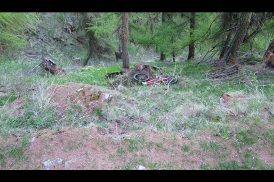 Mountainbiker cade in un dirupo, è grave