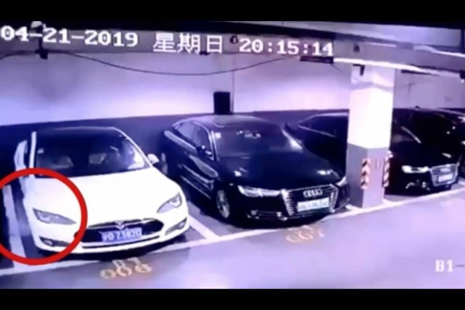 Tesla esplode in un parcheggio, il video è virale