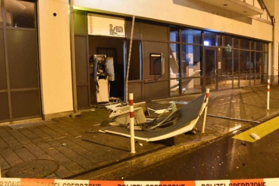 Un altro furto con esplosione al bancomat