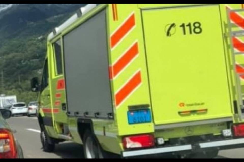 Automobile in fiamme sull'A2