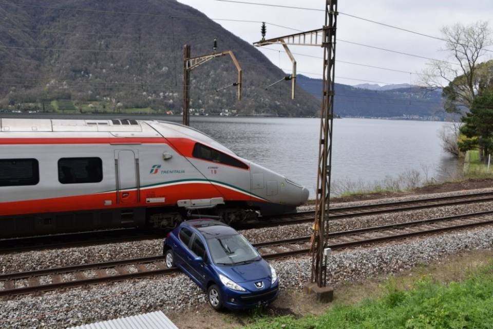 Non tira il freno a mano e l'auto finisce sui binari