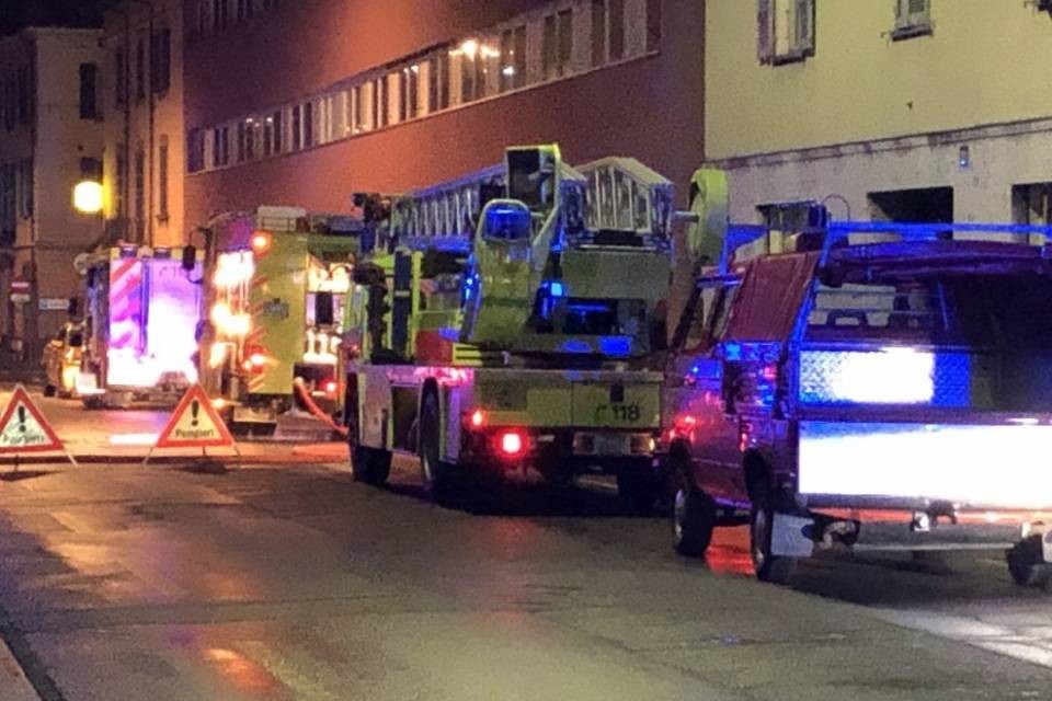 Fiamme sul balcone di un palazzo, inquilini evacuati