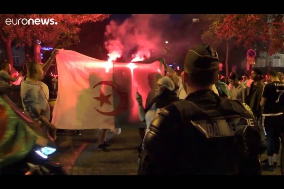 Guerriglia dei tifosi algerini in Francia, muore una donna